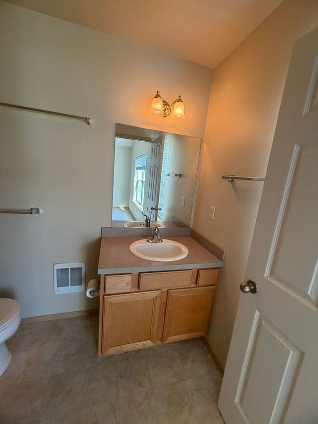 Building Photo - Charming 2-Story Townhome with Vaulted Ceilings