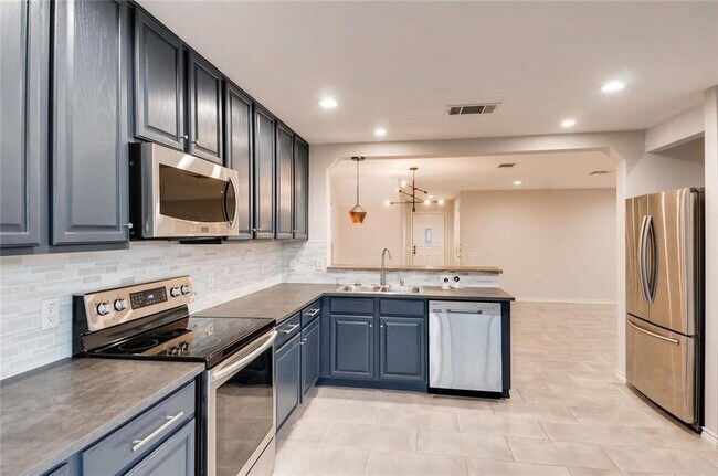 Building Photo - Spacious 4 Bed 3 Bath Rental with Modern T...