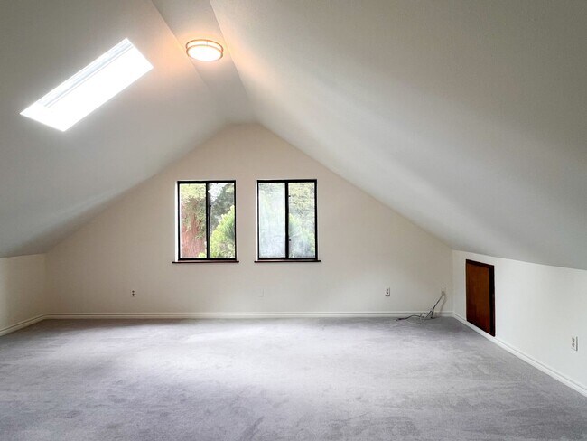 Building Photo - 1055 River St