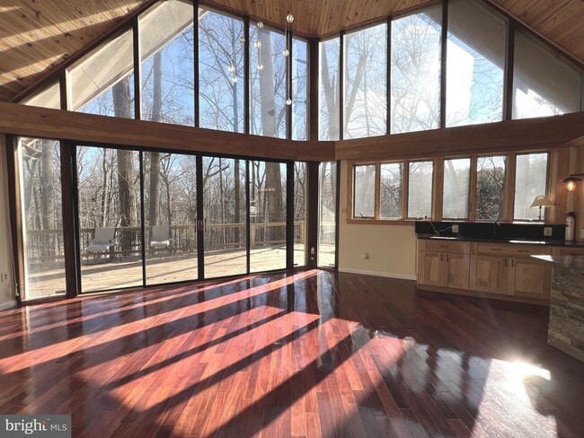 Building Photo - Beautiful 3bd 3bth contemporary A-framed home in the prestigious Eagle's Nest community.