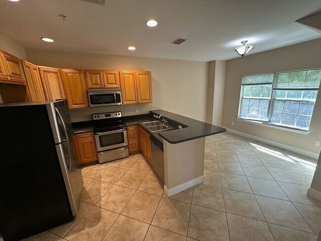 Building Photo - Beautiful 3 bed 3 bath town home
