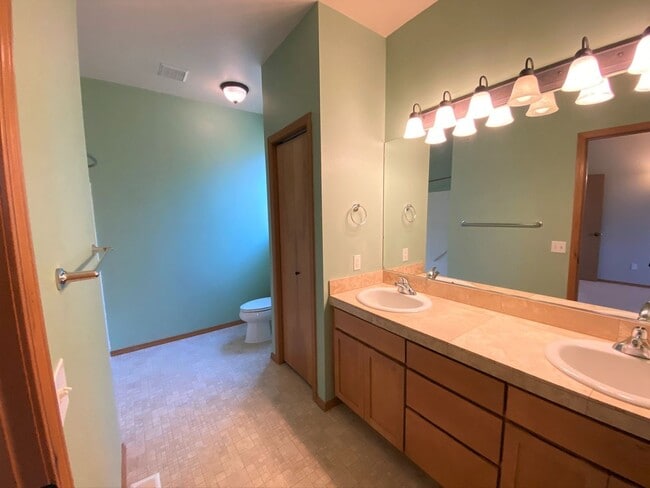 Building Photo - Large 3 Bed Home with Office, Fenced Yard, and Lawn Service!