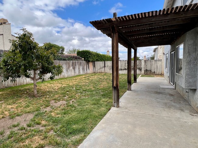 Building Photo - Two Story, 2 Bedroom 2.5 Bath House w/Cent...