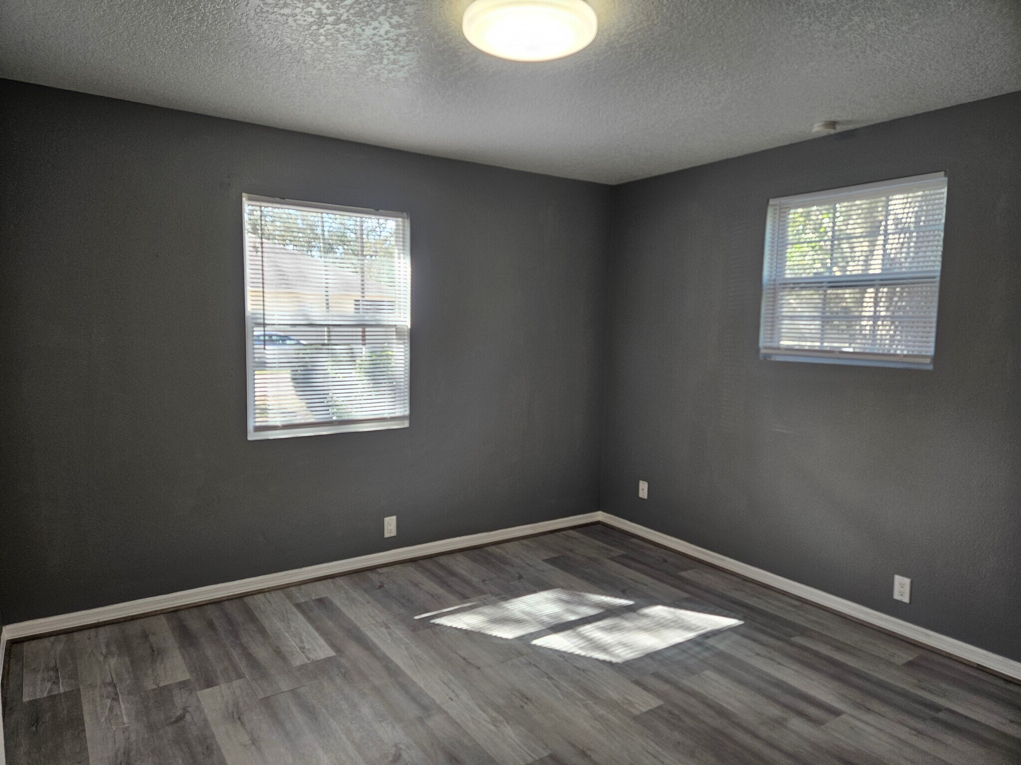 Building Photo - 3710 E Flora St