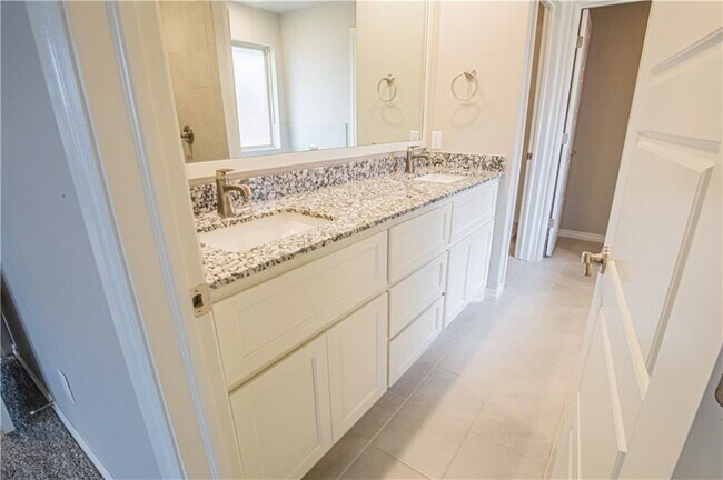 Building Photo - 3516 Lakeside Dr