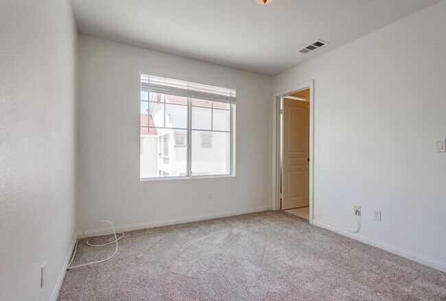 Building Photo - Available Now! Tri-Level 3 Bedroom 3.5 Bath Townhome!!