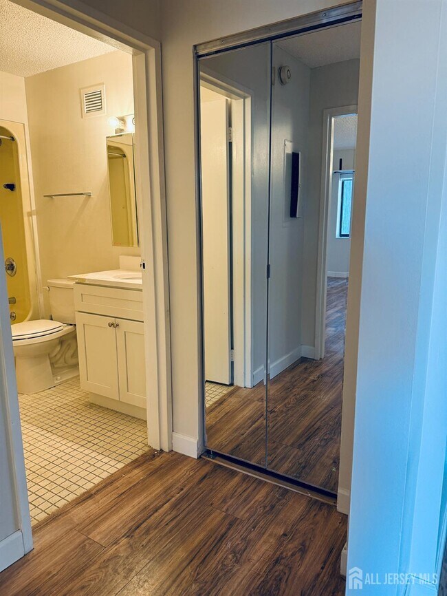 Building Photo - 10 N Wood Ave