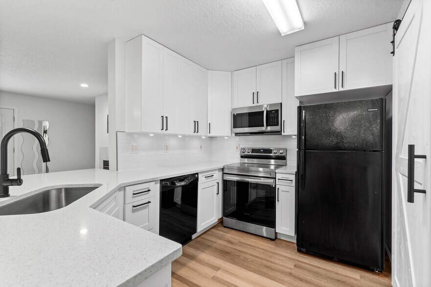 Building Photo - 13715 Richmond Park Dr N