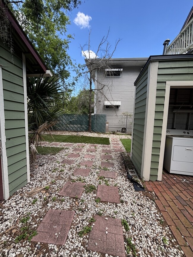 Building Photo - 347 Cottage Ave