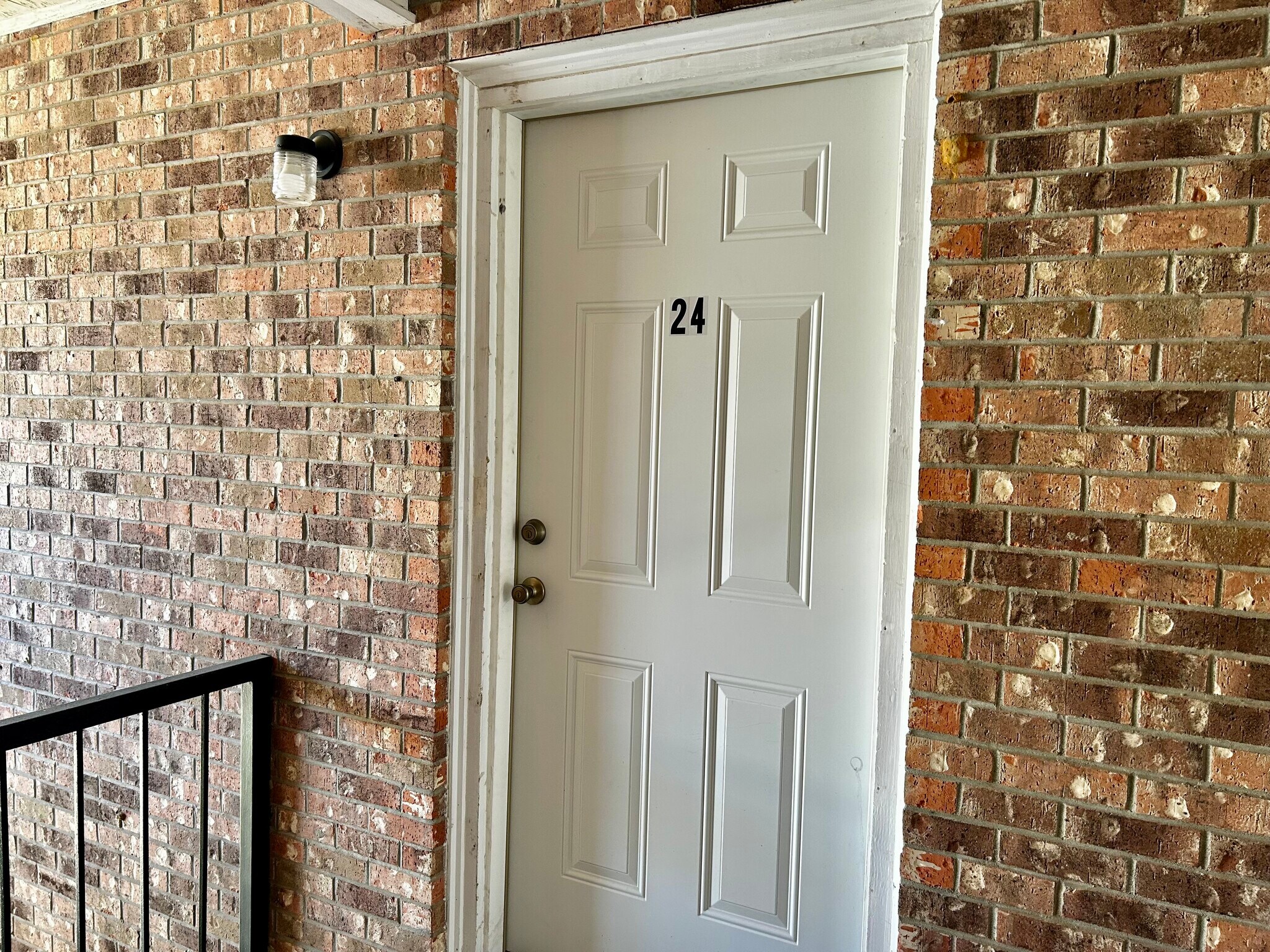 Building Photo - 305 Greenbriar St