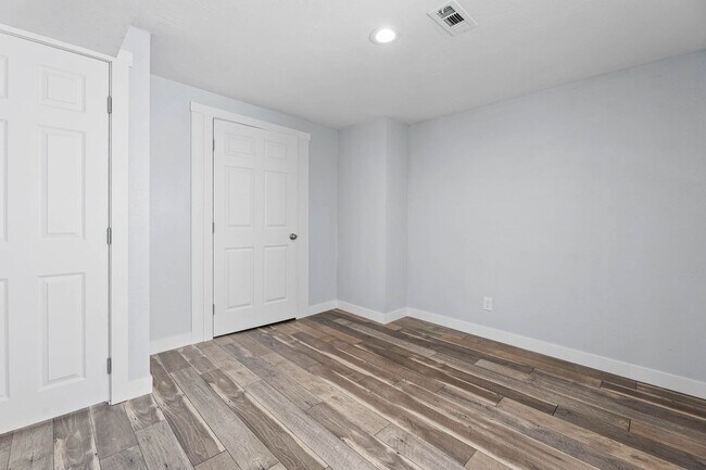 Building Photo - 6 Bedroom 3.5 Bathroom House in Saratoga Springs!