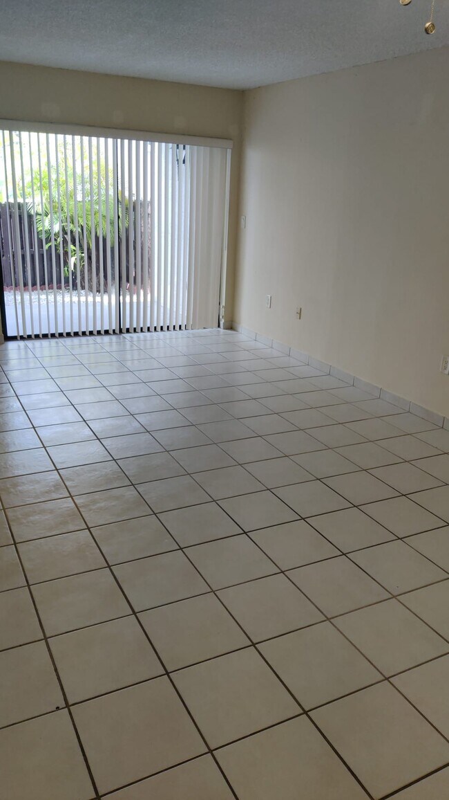 Building Photo - 9427 Fontainebleau Blvd