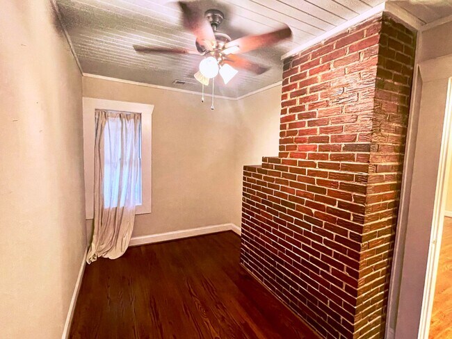Building Photo - Updated 3 BR/ 2 BA home on Roseland Drive ...