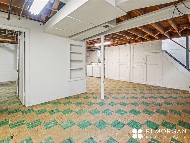 Building Photo - 2 bedroom, 1.5 Bathroom House Available Im...