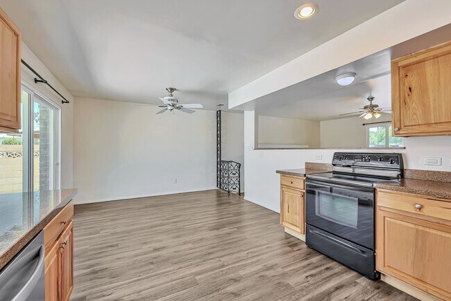 Building Photo - 3820 Grandview: Spacious 4-bedroom, 2-bath home with large bedrooms and no carpet