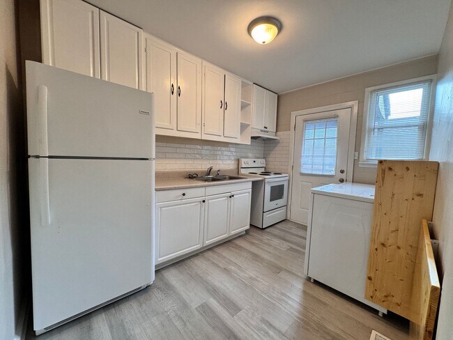 Building Photo - 2 Bed, 1 Bath Home w/ Garage