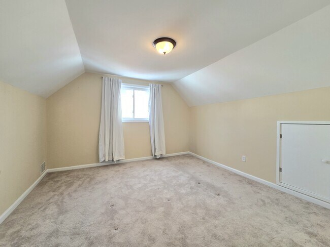 Building Photo - 108 N Gladden St