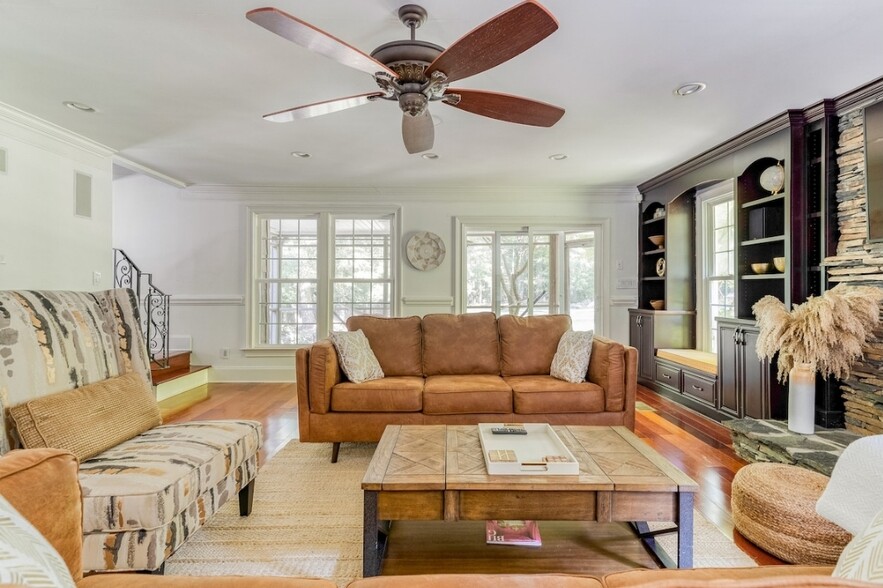 Main living room - 2017 Gregg Rd