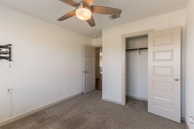 Building Photo - 10627 Great Basin Dr