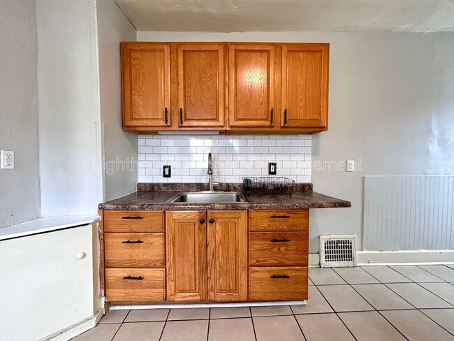 Building Photo - 39 Iona Ave