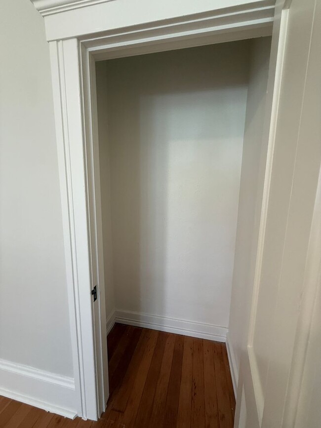 Building Photo - 2 Bedroom, 1 bathroom second floor apartme...