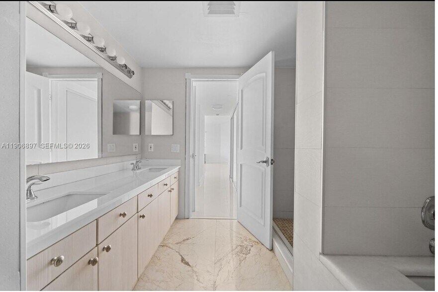 Building Photo - 3610 Yacht Club Dr