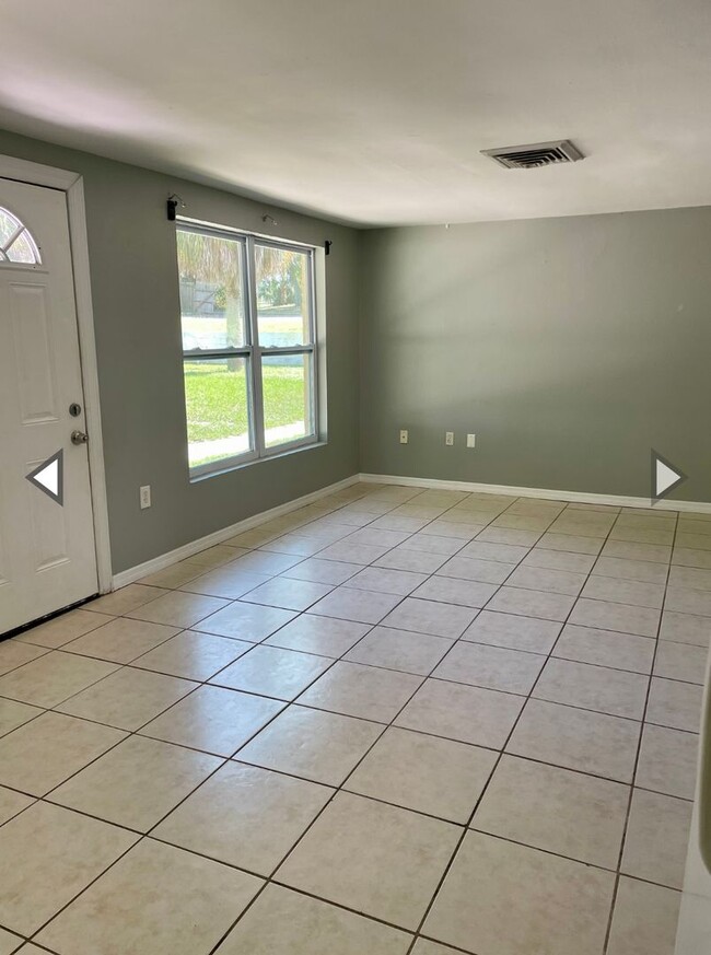 Building Photo - 2 bedroom / 1 bath available now!