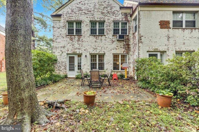 Building Photo - 1132 Valley Dr