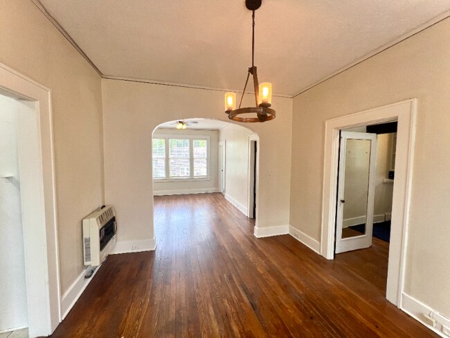 Building Photo - 712 6th Ave N