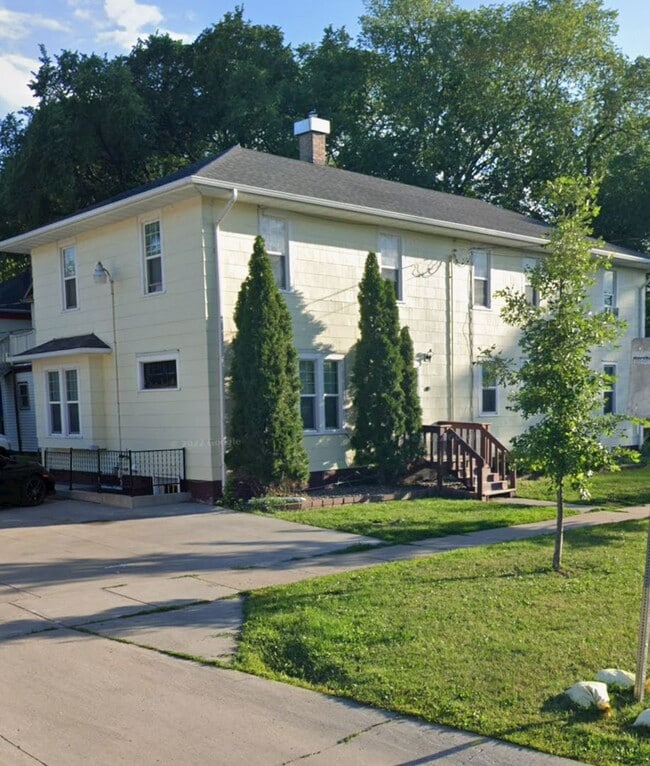 Building Photo - 722 8th Ave N