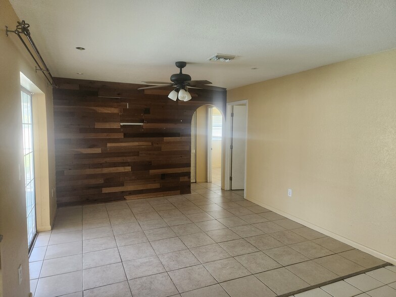 Family Room - 3089 Kingston St