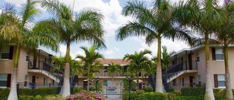 Building Photo - 2102 Alamanda Dr