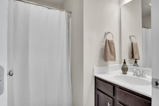 Building Photo - Luxury 4/BR, 2.5 bath townhouse