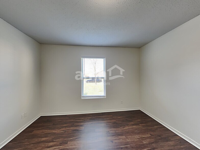 Building Photo - 527 Bourneside Dr