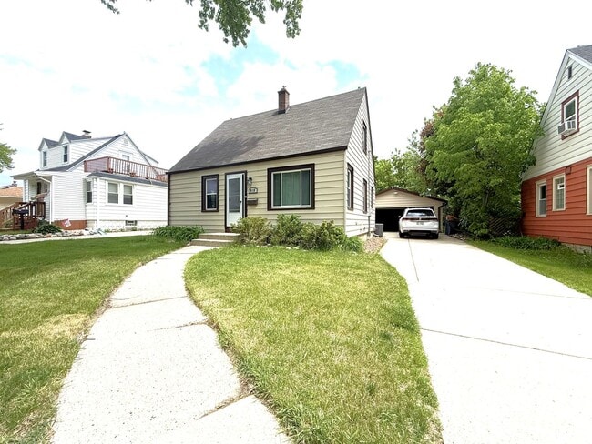 Building Photo - 4 Bedroom Single Family Home with 2.5 car garage