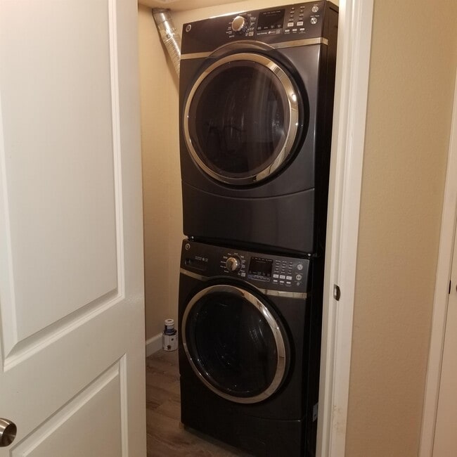 Building Photo - 9917 Holly Dr