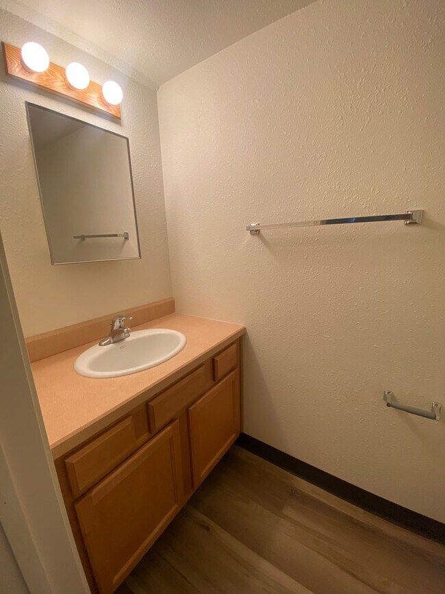 Building Photo - 2 bedroom, 2-1/2 bath condo - close to Mal...