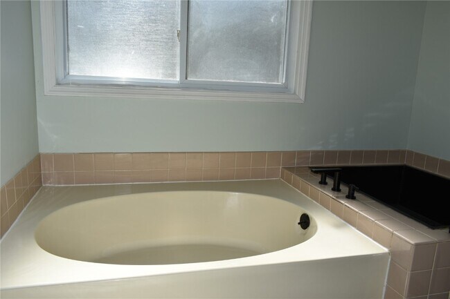 Building Photo - 16407 Westglen Farms Dr