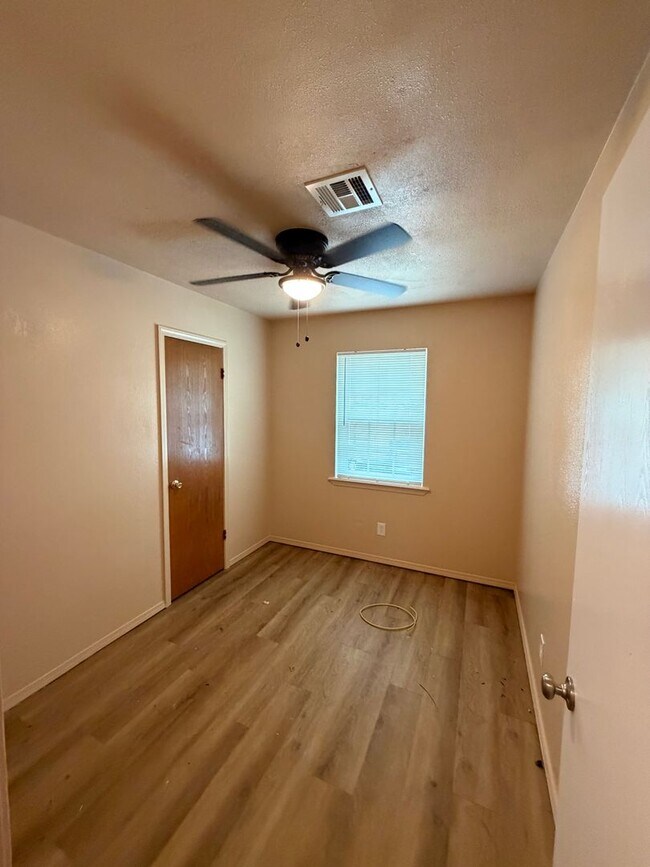 Building Photo - 2128 E Meandering Way