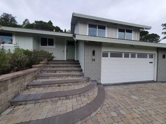 Building Photo - Mont Marin 4x3 home with bedroom suites on...