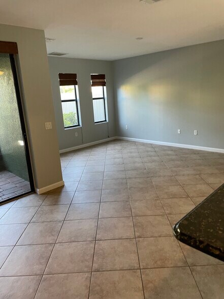 Building Photo - 725 Ventura Dr