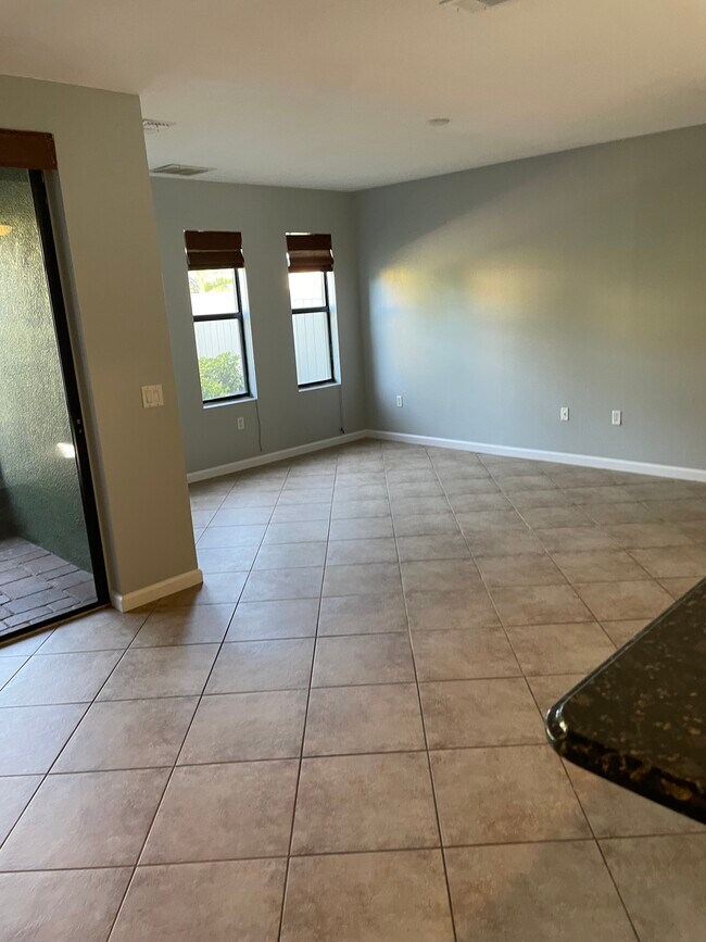 Building Photo - 725 Ventura Dr