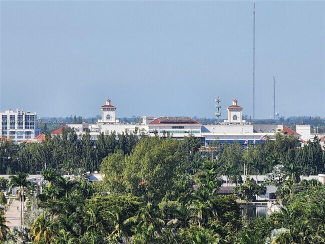 Building Photo - 2030 S Ocean Dr