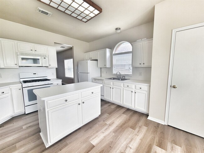 Building Photo - 2715 Sailors Moon Dr