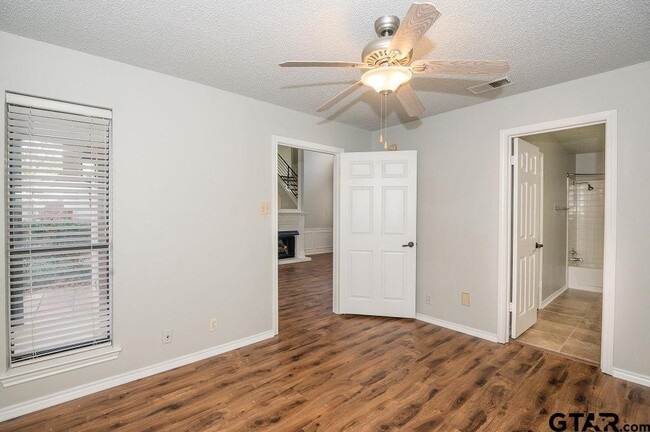 Building Photo - 5827 Hollytree Dr