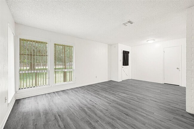 Primary Photo - 1231 Country Ln