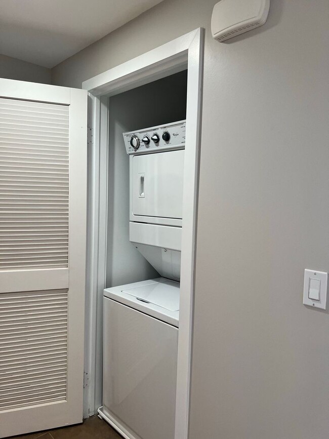 Building Photo - Downtown Long Beach - West Ocean - 1 Bedroom - Stunning Ocean Views - Gorgeous!!!!!!