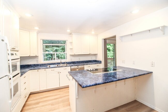 Building Photo - !! $3500 for 18 month lease !!  Private La...