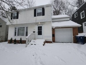 Building Photo - Charming 4-Bedroom Property in Prime Location