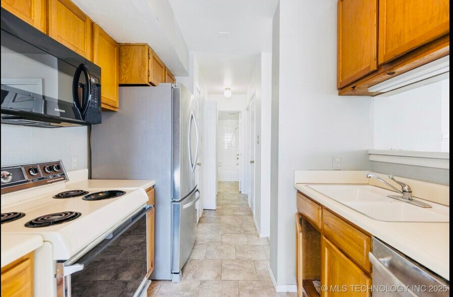 Building Photo - 1802 E 66th Pl